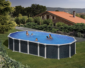 Una piscina revestida de ratán de imitación
